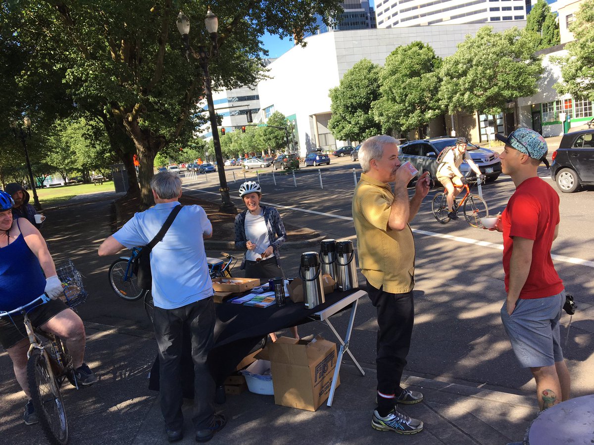 BikePortland's tweet photo. TFW your city responds to anti-bike #BetterNaito outburst from @PDX_BizAlliance by giving away free coffee&amp;donuts on #BetterNaito ❤️😍👍🏻🚲🚲 https://t.co/Ft1QbswqE6