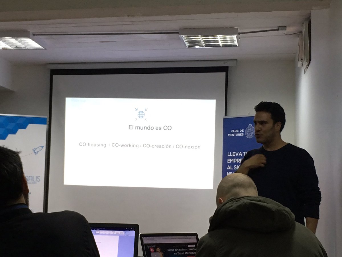 JGotschlich's tweet photo. "Hoy vivimos en un Mundo Co: comunidades, conexiones, comunicación" Luis Felipe Meneses de @inkubaco en @CHRYSALIS_PUCV https://t.co/KyYjSkHYnM