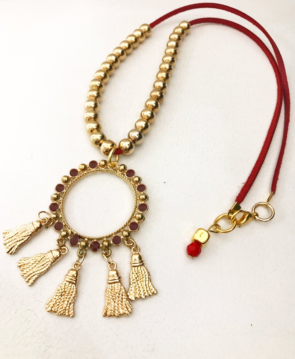 Imperfectas_it's tweet photo. Viernes casual... #bohochic #bohostyle #collares #gamuza #dorado #invierno2017 #tgif #viernes #casual https://t.co/ylgTGTdyPw