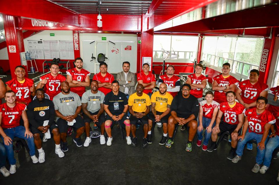 Un recuerdo de nuestro camp en México, los jugadores junto al equipo de Football de <a href="/lincesmexico/">Linces Mexico</a> 🏈