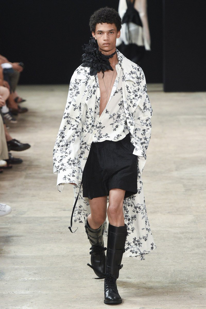 EINC_blog's tweet photo. Ann Demeulemeester Spring 2018 Menswear | #PFW https://t.co/4cA5Q5GtDn https://t.co/9oKkhUfP8n