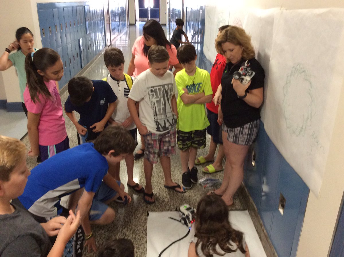 teachwithtek's tweet photo. Dancing robots, Artist robots &amp; Happy Campers! Great week at SMES Robotics Camp!🤖🕺🏽🎨⚜️@stmaryselem @StMaryAnnapolis https://t.co/RZegg5PoiU
