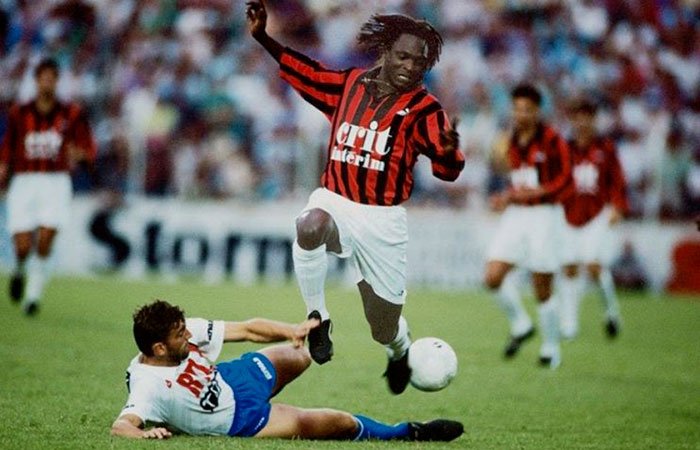 PaniNicois's tweet photo. #RETROGYM Dans le style combo maillot rouge et noir + short blanc, j'aimais bien celui des années 89/90 avec ici le regretté Jules Bocandé https://t.co/64zHoF9DHQ