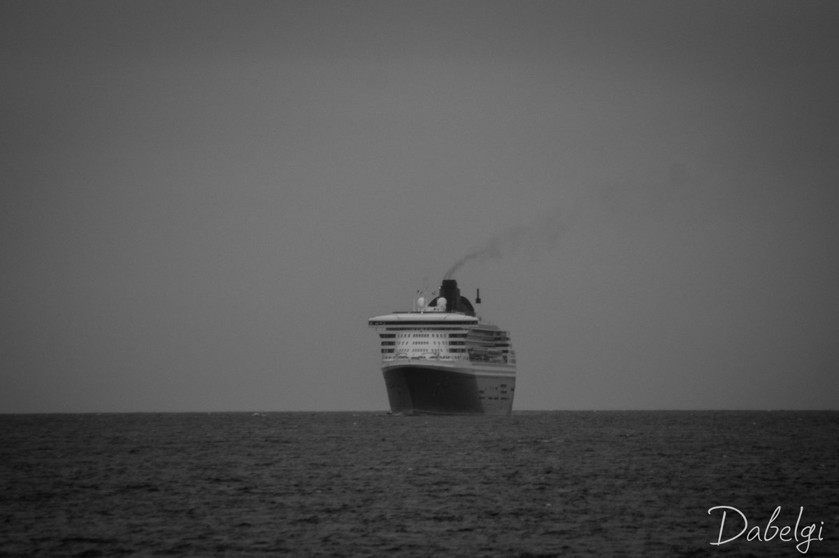 davidlorimier's tweet photo. le #QueenMary2 est en TT #cherbourgencotentin Photo prise se matin lors de son arrivé #dabelgi https://t.co/I63QPhncNm