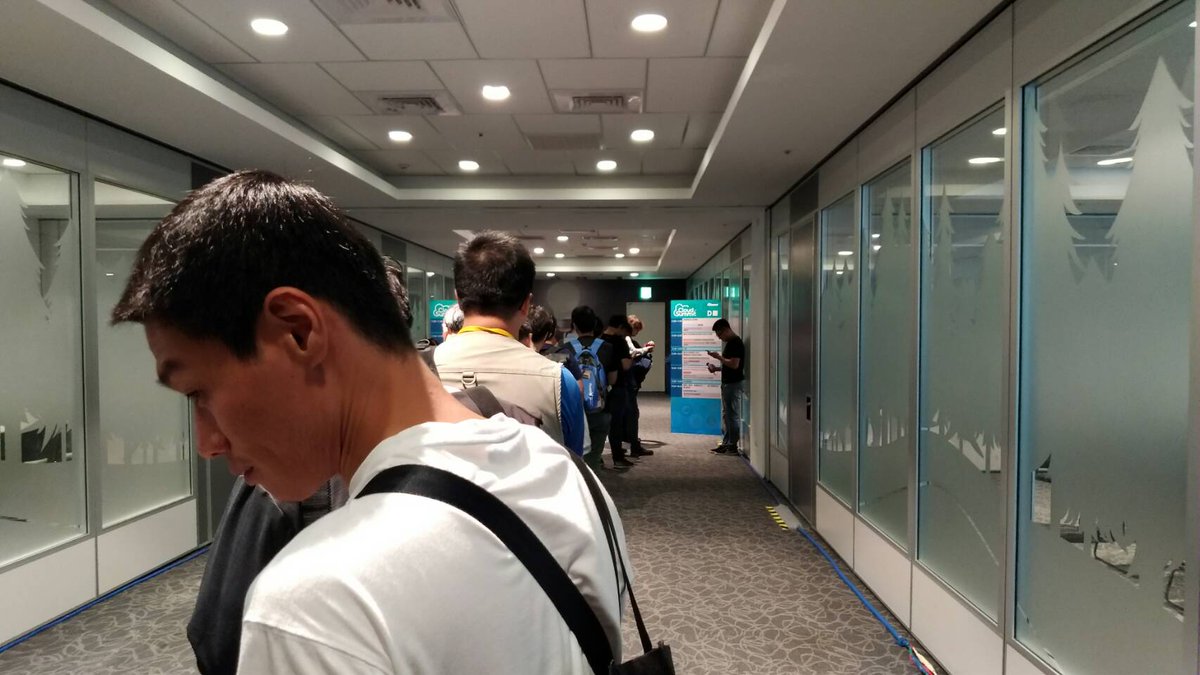 chusiang_lai's tweet photo. @william_yeh 同事昨日為了聽您的這一場，還在開場之前就預先加入了排隊大軍哩！

#CloudSummit #CloudSummit2017 https://t.co/MgnAVP3AwB