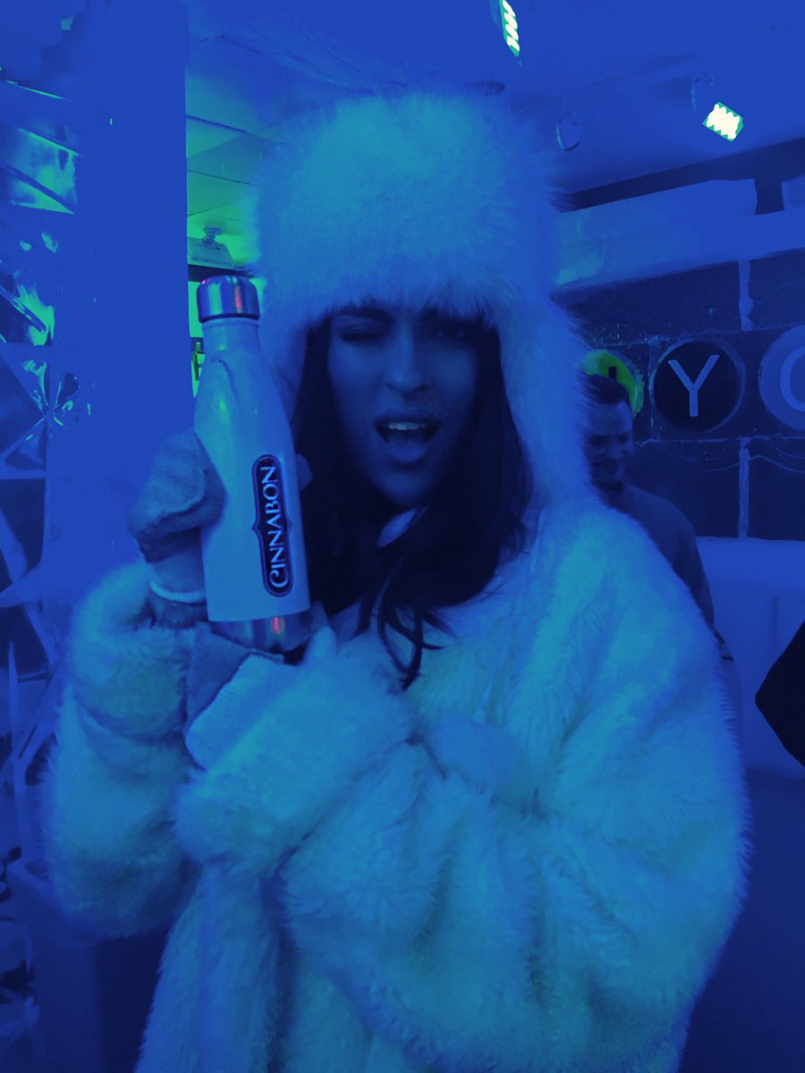 RLorinOfficial's tweet photo. What a night! @Cinnabon knows how to party🎉 My flavor #strawberriesandcream 😍my fav! Please RT & use hashtags for #chillattachallenge ❤️xoxo https://t.co/BnMO5XgJ18