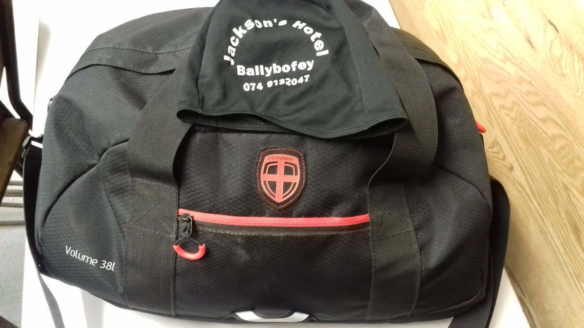 Cé leis an mála seo? <a href="/NaomhConaillGAA/">Naomh Conaill GAA</a>  <a href="/clgcloughaneely/">Cloich Cheann Fhaola</a> @CLGNaDunaibh <a href="/ClgNaomhNaille/">CLG Naomh Náille</a> <a href="/glenfingaa/">Glenfin GAA</a> <a href="/NaomhMuire/">C.L.G Naomh Muire</a>