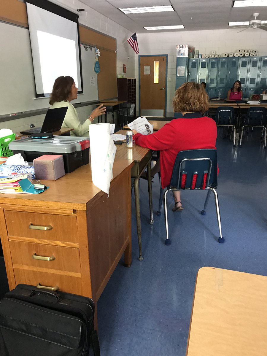 ADWCathSchools's tweet image. Principals discuss with Asst. Sup. Wendi Williams the importance of retaining families during #DataSummit2017 @SPXSchool in Bowie