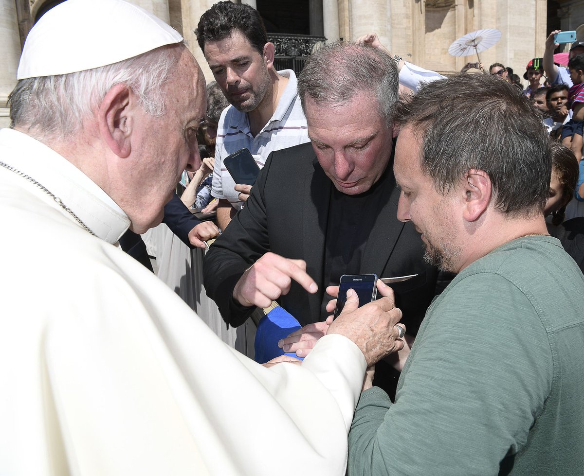 fredveille's tweet photo. Au Vatican Pape François @Pontifex_fr a testé @godblessyoo_ l'application du #normand @sebbponcelet Reportage demain matin sur @RTLFrance https://t.co/wJjTiTsMpx