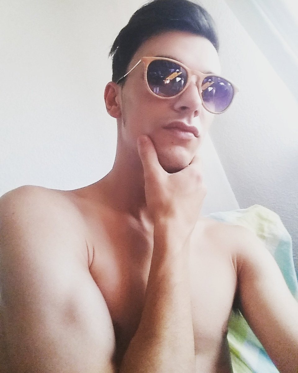 ruubencito's tweet photo. Buenos días cn las gafitas de @cr.torres 😉😎💪 https://t.co/X3ZyX6Ugyx