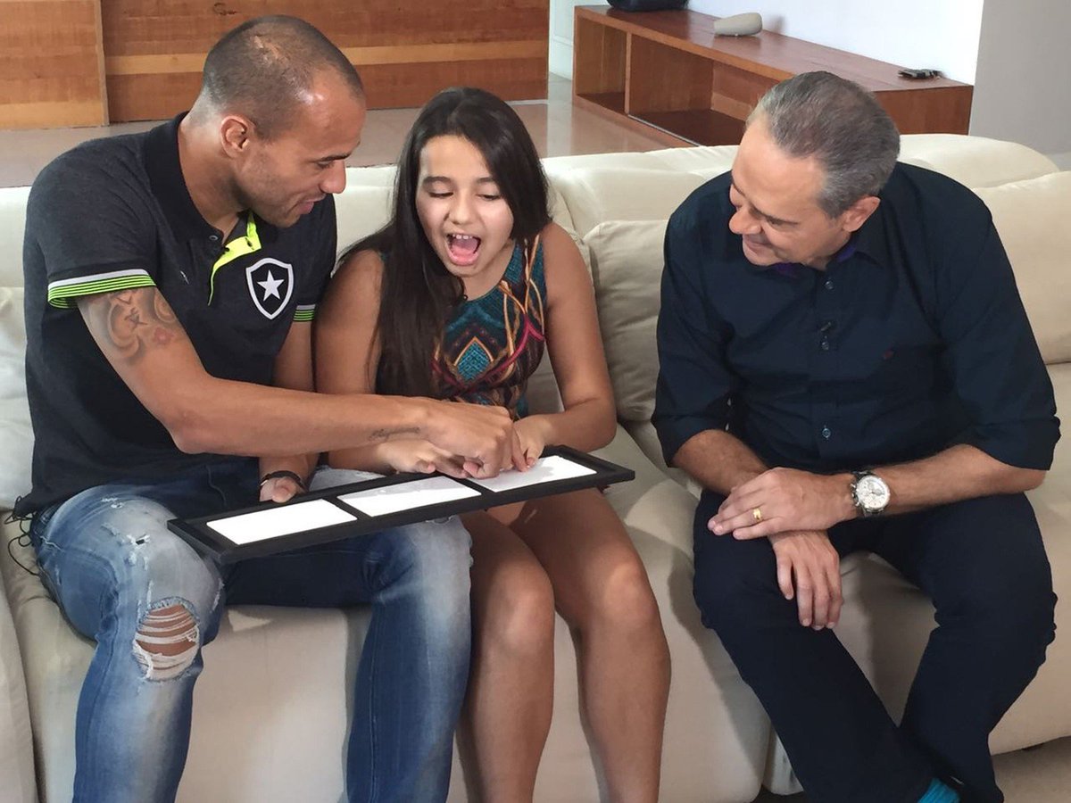 geglobo's tweet photo. Deficiente visual, filha de Roger ganha surpresa e sente gol do pai: "Eu consegui"; veja o video https://t.co/YACXJnPxQG https://t.co/F8mA6uGwA8