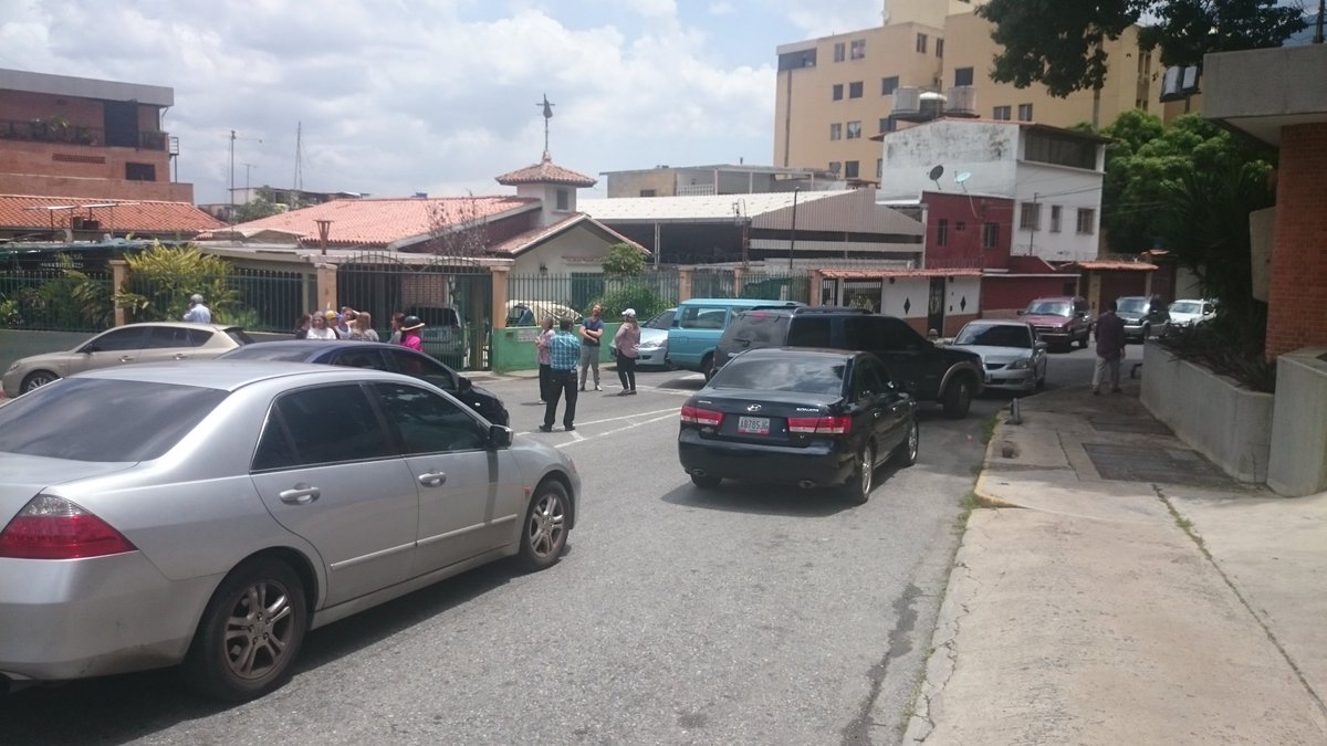israel202's tweet photo. Cerrado el paso en la principal de losxzz Chorros #YoReportoEl23J @contrapuntovzla https://t.co/hJtfT6OMNZ