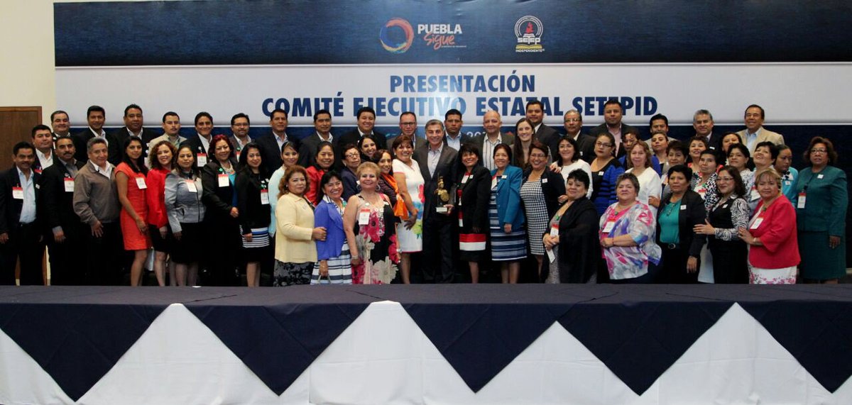 TonyGali's tweet photo. Trabajamos hombro a hombro con las maestras y maestros del @SETEPID_OFICIAL para seguir  elevando la calidad educativa en Puebla. https://t.co/Ir3lgN6SWe