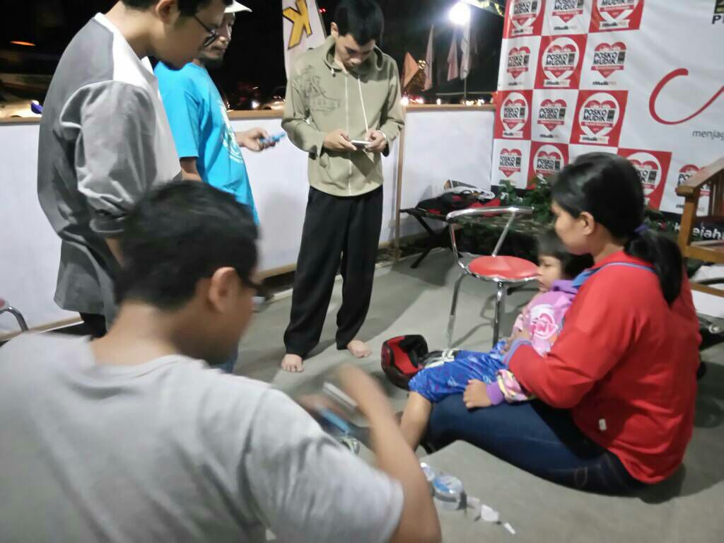Tlh terjadi laka di depan Posko Mudik PKS, kronologi:  karena memberi jalan ambulan yg lewat. Korban Ibu &amp;anak sdh bs pulang <a href="/PKSjateng/">Mas Blangkon</a>
