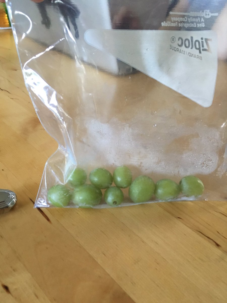 atismael's tweet image. Cotton candy grapes + freezer = 😍😋