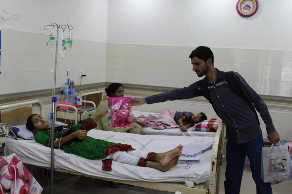 TheEdhiNation's tweet photo. Distributing Eidi to Kids at Jinnah Hospital......
#UEEmpowerment
#PakistanEmpowerment
#SupportEdhiNation https://t.co/6v2MrX7QPA
