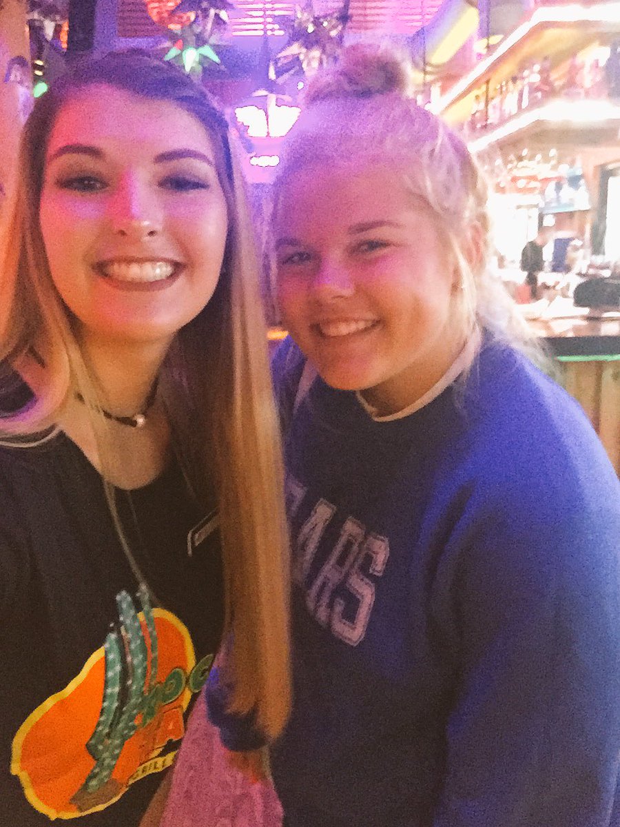 ellerry_'s tweet photo. You know it's a small world when a girl from your hometown in tejas comes into your new job in Florida #rockintacos @_chesneybreanne https://t.co/Zkj1rIOgee