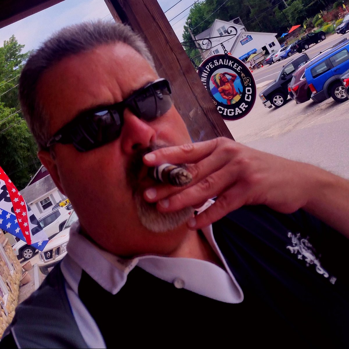 VWAdamsII's tweet photo. Enjoying  a Nomad Therapy cigar on this Friday afternoon! #enjoycigars #cigars #botl #sotl #lakewinnipesaukee #winnipesaukeecigar https://t.co/VwR3KDc4Va