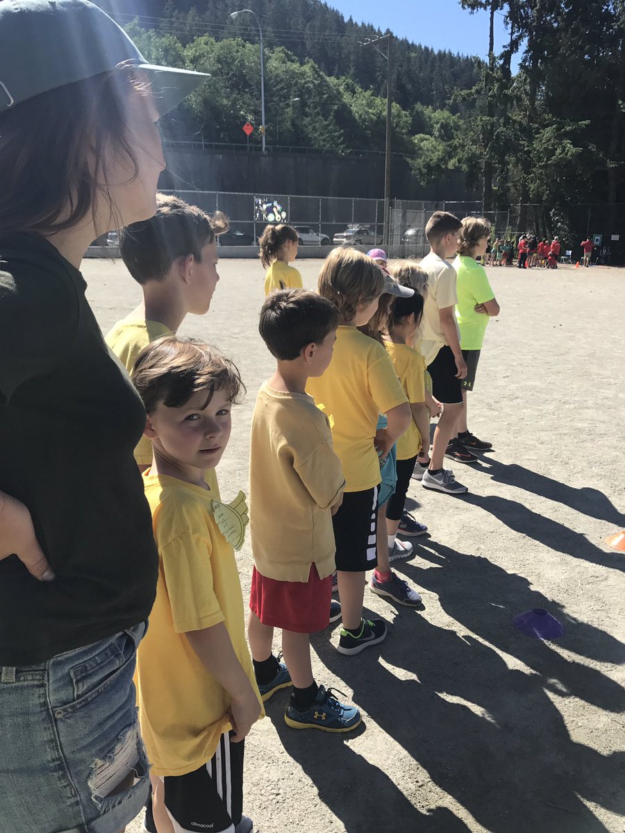 MsE_Perez's tweet photo. Sports day fun! Thank you @gleneagles_news for having us:) @WestVanSchools https://t.co/yGyV02n3Zv
