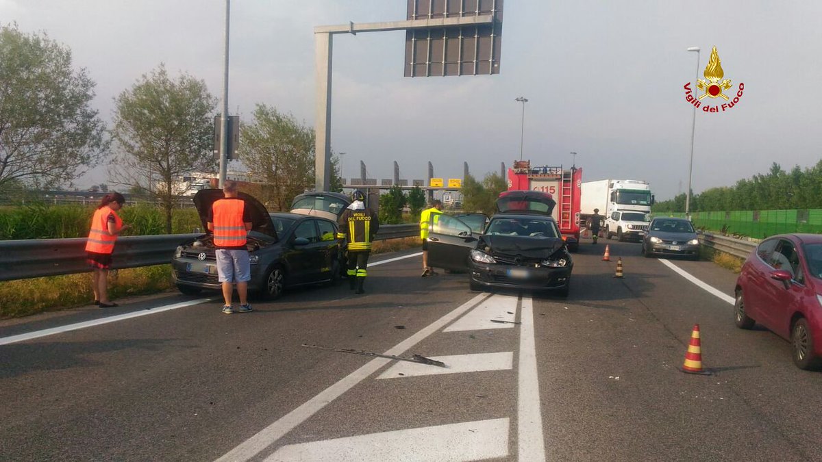 vvfveneto's tweet photo. 23giu18:00 #Quartod’Altino(VE) scontro tra 3 auto in tangenziale: nessun ferito Intervento #vigilidelfuoco @suem_veneto #soccorsiquotidiani https://t.co/EJkCLkt8Jf