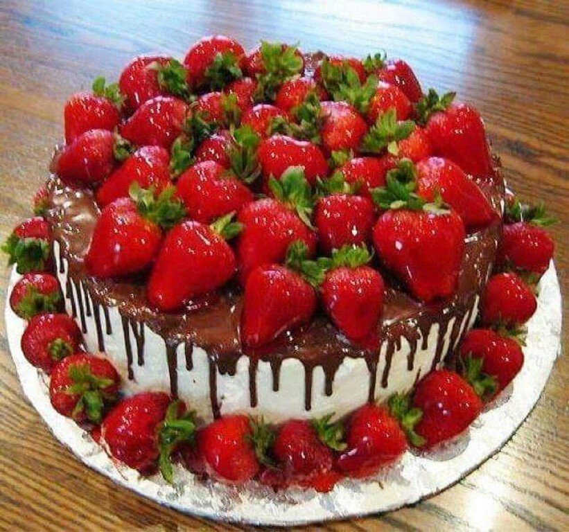 Картинки с днем рождения торт с клубникой