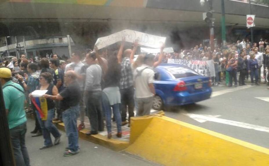 ElNacionalWeb's tweet photo. Trancazos congestionan el centro de Caracas https://t.co/KcbNz3MAYV  https://t.co/C9gNxQi6Ca