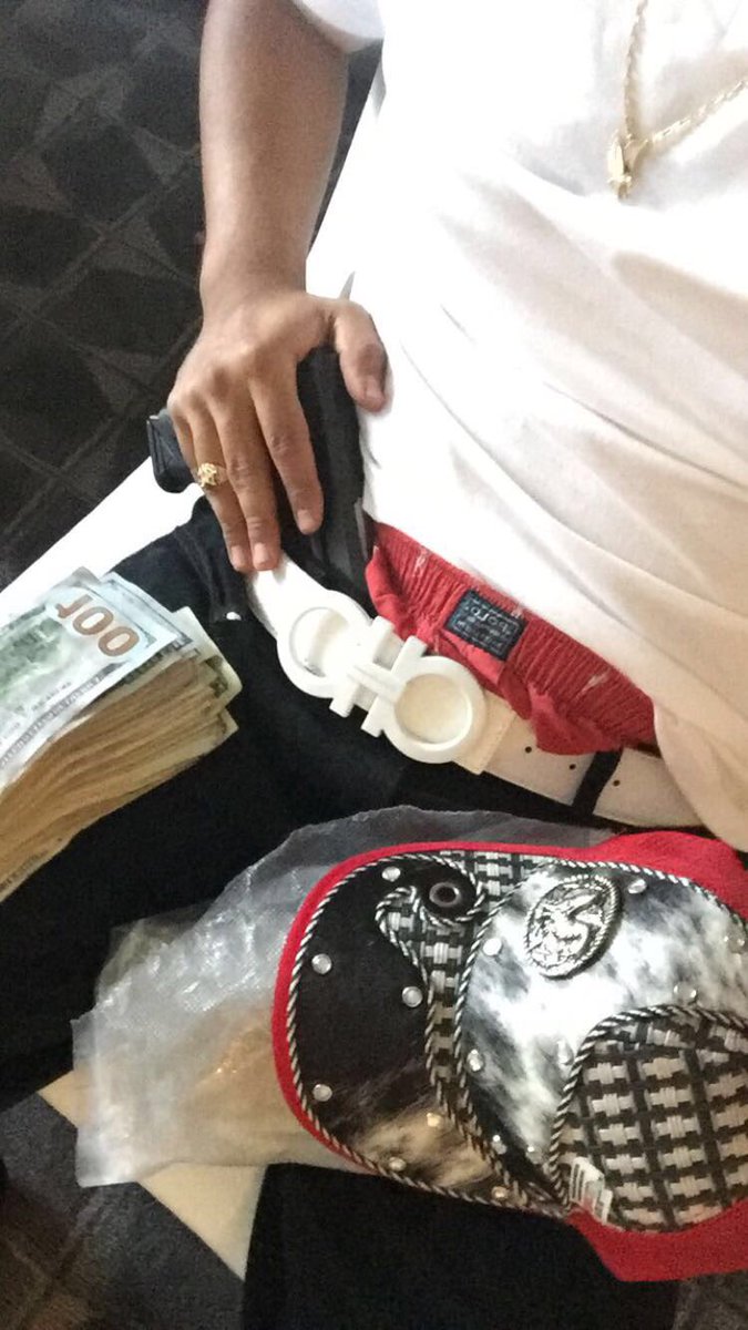 TRAPCHAPO's tweet photo. Woke up Like This #migolifestyle #narcoswag #poloboxers #goldring #wadsofcash #stankybag πππ https://t.co/XdgoONmaZj