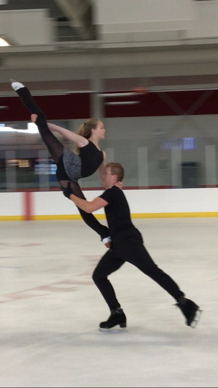 riedell_ice's tweet photo. What #summertraining looks like! Thank you for the amazing photo Olivia McIsaac & @ellogam1998! #SkatingwithPassion #SummerSkating https://t.co/LxK2F8917P