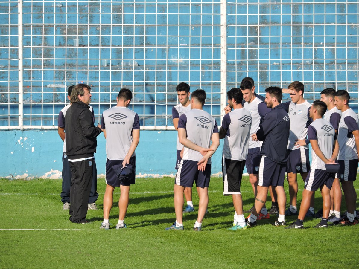 InfoTucu's tweet photo. #AtléticoTucumán | Comenzo la era de Ricardo Zielinski en el Decano. En estos momentos dirige su primera práctica.
Foto: @soydecano939 https://t.co/FkajvMEP3f