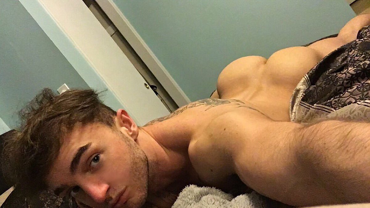 jake_ashfordxx's tweet photo. Best way to watch a movie #musclebottom https://t.co/GZoPNiFT0o