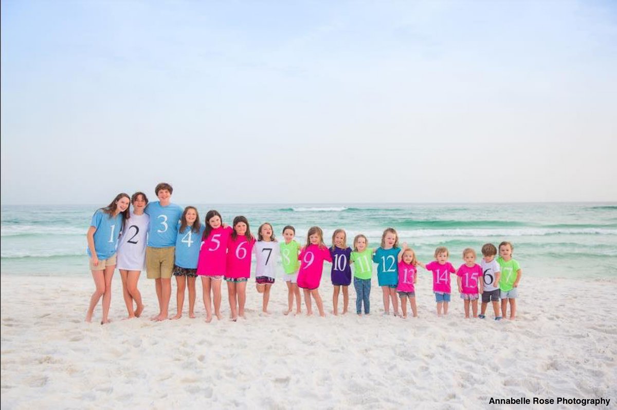 ABC's tweet image. 17 cousins line up by age in photo celebrating family. "Each one of my grandchildren is so proud." abcn.ws/2t3r5sQ