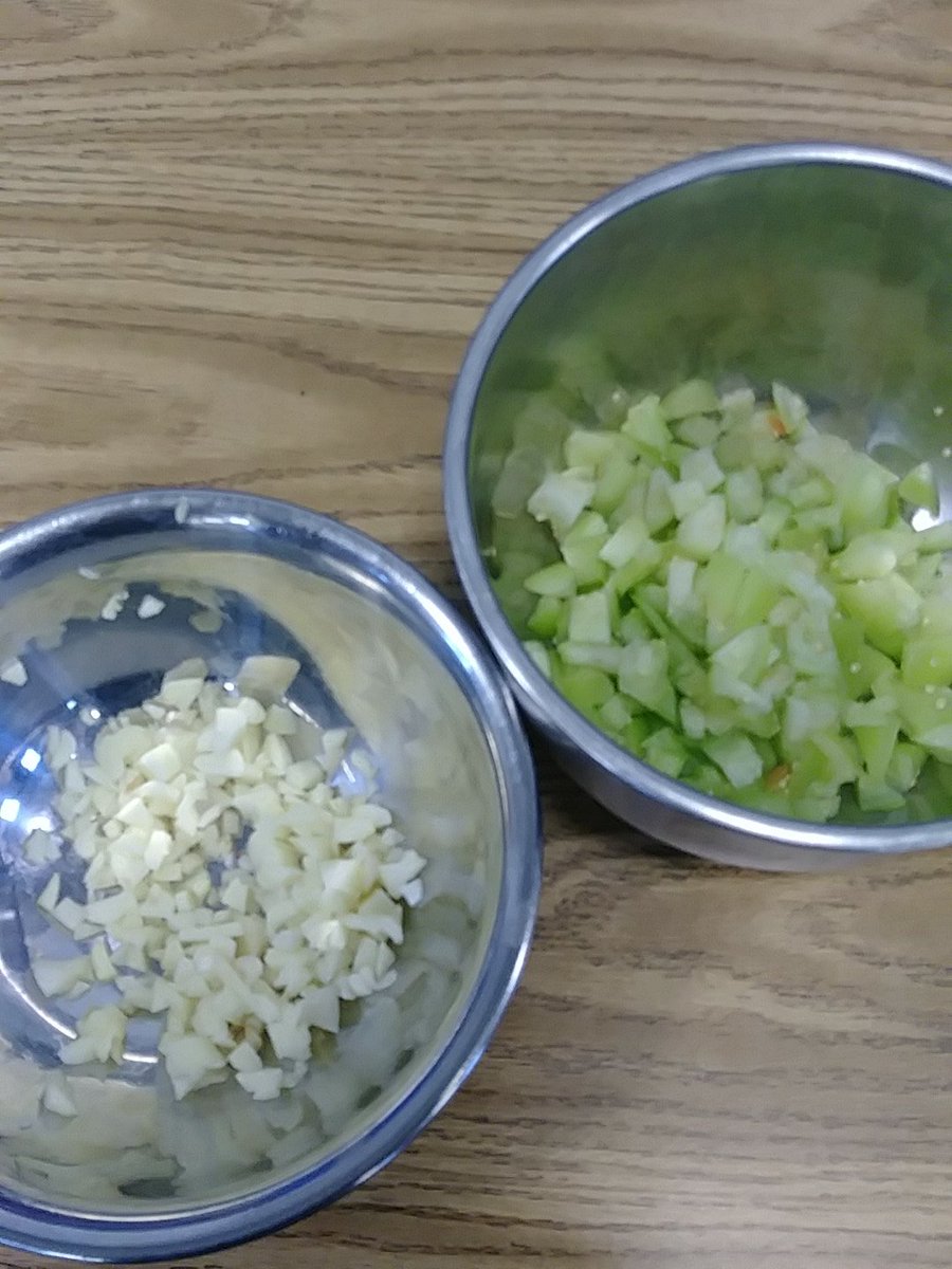 KidsAdventures's tweet photo. Tomatillo and garlic! #kanutrition https://t.co/IxWYxEx5ow