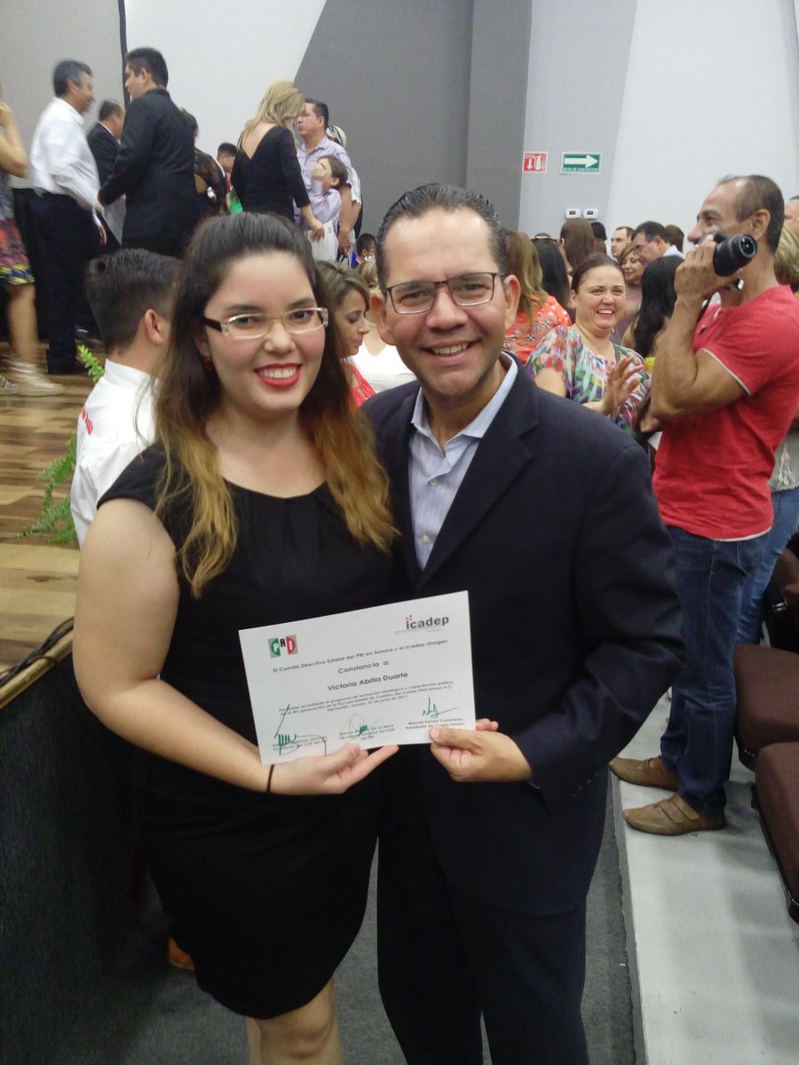 VictoriAbitia's tweet photo. Otro reto cumplido #4GEEC y muchas gracias Diputado @UCristopulos por acompañarnos en la ceremonia 😊 https://t.co/2Un9EveGfj