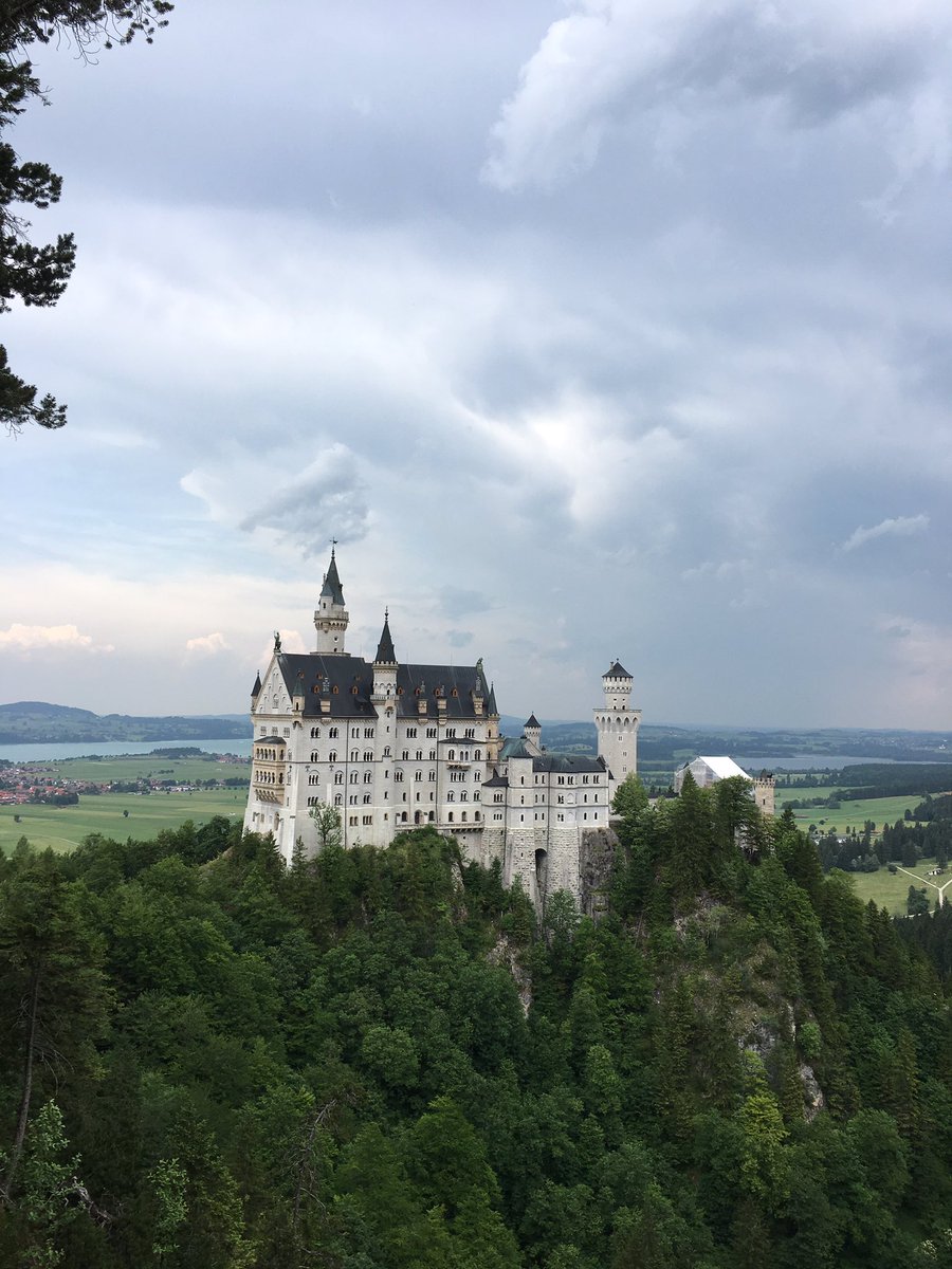 ladyyblake's tweet image. All these Bavarian castles have me super inspired #readytodesign #Neuschwanstein #nyphemburg #hohenschwanstein