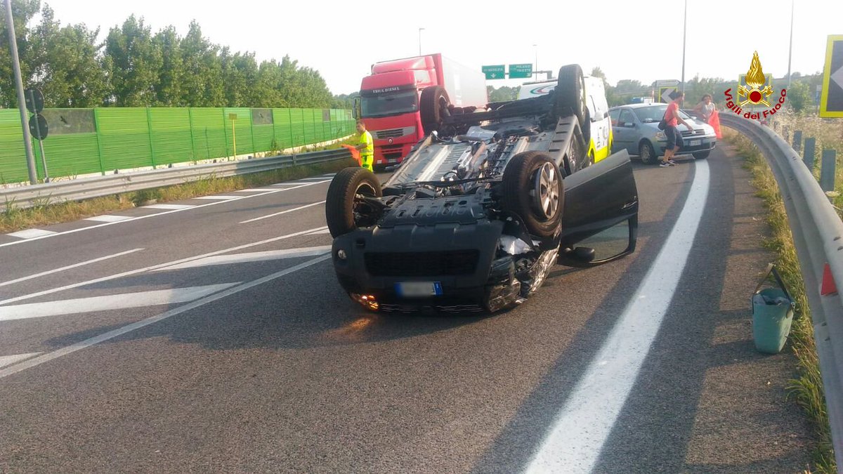 TgrRaiVeneto's tweet photo. #Quartod’Altino (Venezia) scontro tra 3 auto in tangenziale: nessun ferito Intervento @vvfveneto  @suem_veneto #soccorsiquotidiani https://t.co/odswnsv4DO