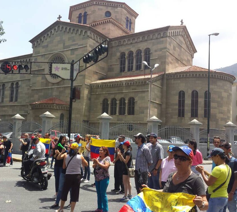 MarialbertBs's tweet photo. Que ningún patotero pretenda que nos vamos a cansar. #Coche #LaFlorida #Urdaneta #BelloMonte Aquí hay un pueblo unido #TrancazoNacional https://t.co/9RuyKBba2s