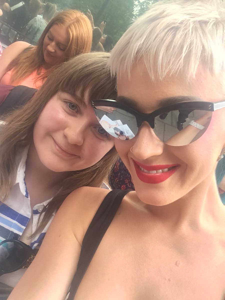 I AM SHOOK, after 6 years it finally happened again  my angel. Cannot believe!! Thank you so much  @katyperry 