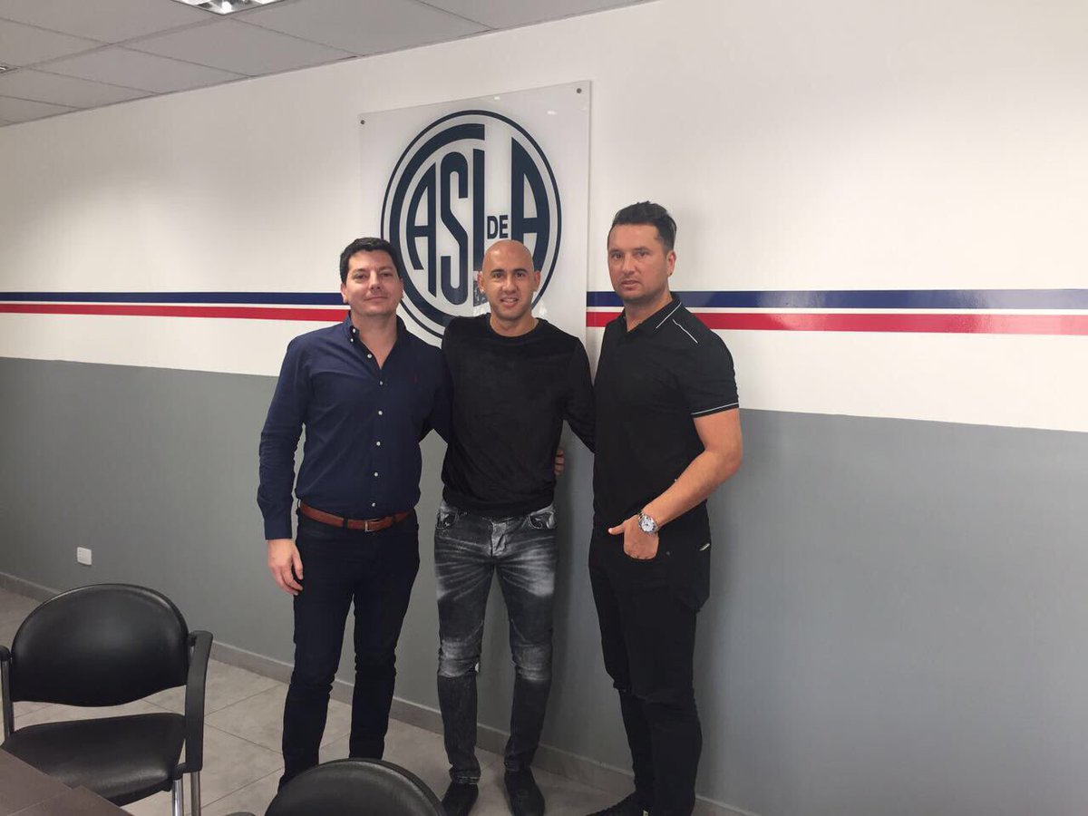 VieiraRomina's tweet photo. Hay equipo @PICHIMERCIER @gonzafossa y Roly Zarate lograron su sueño gracias !! https://t.co/jqDBchnNGS