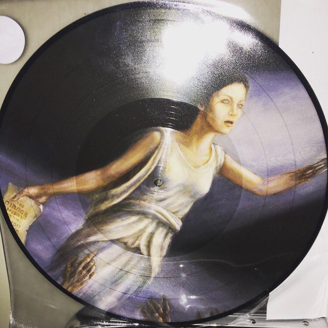 Bee_Vinyl's tweet photo. Otro lanzamiento exclusivo de #RecordStoreDay2017 llegó @TheOfficialA7X 2xLP Picture Disc. 🦇 🎶🎵 más código de descarga. 😬 #WakingTheFallen https://t.co/6jk10Ixnyy