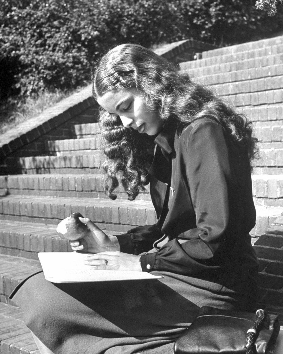 Phil_Lewis_'s tweet photo. College life at Howard University in the 1940s. 📚 https://t.co/MzTSpTNtPM