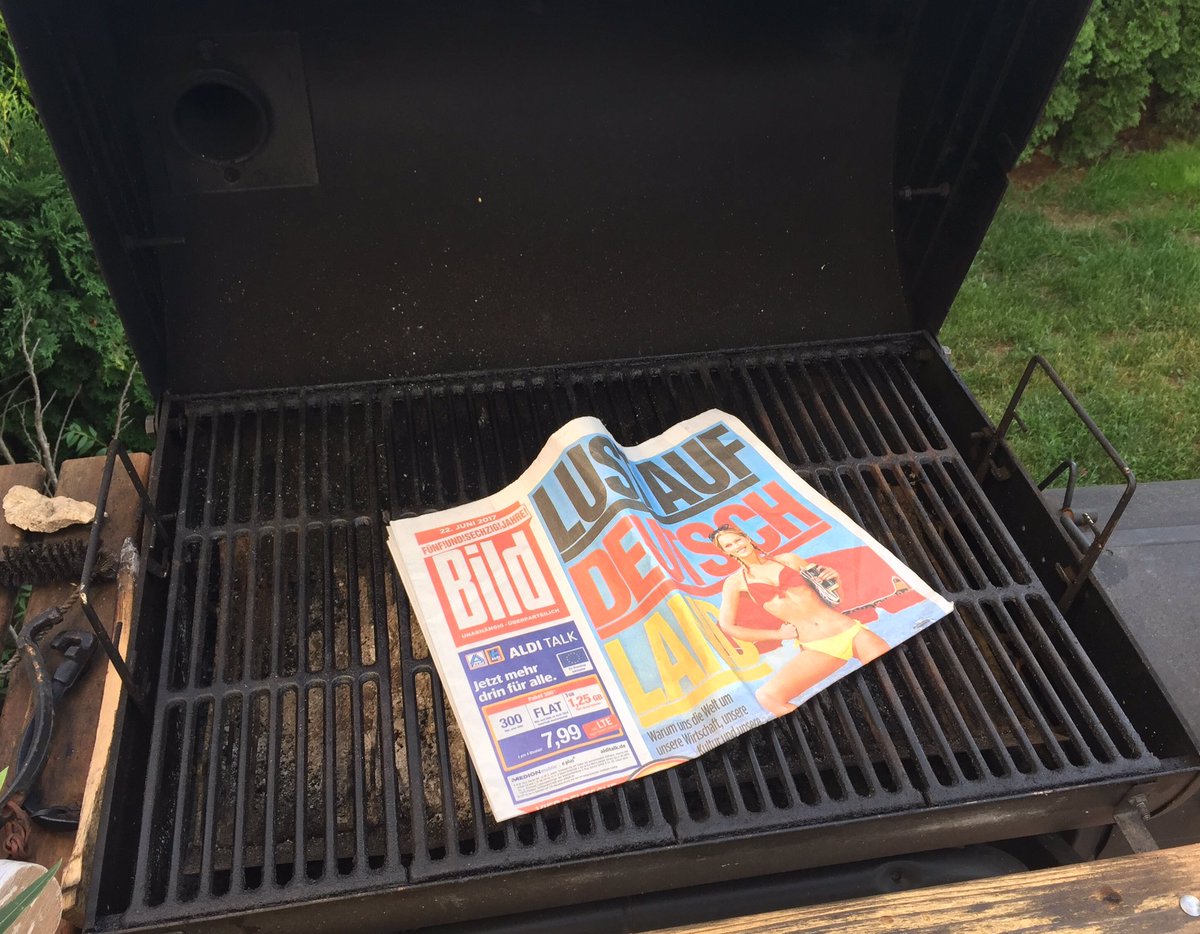 jcgroener's tweet photo. Kein Grillanzünder mehr im Haus, dafür #Gratisbild heute im Briefkasten. #PerfectTiming #ScheißeBrennt https://t.co/yvCdQMsvFT
