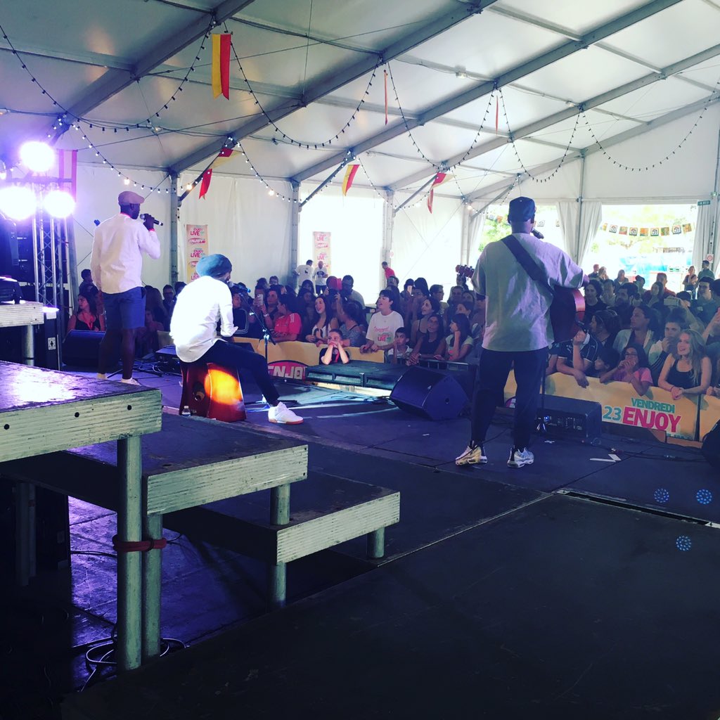 enjoy33radio's tweet photo. @PresteejMusic accueillent les premiers arrivant ! #Enjoy33 #Bordeaux #EnjoyLive https://t.co/2DCSr58Qcx
