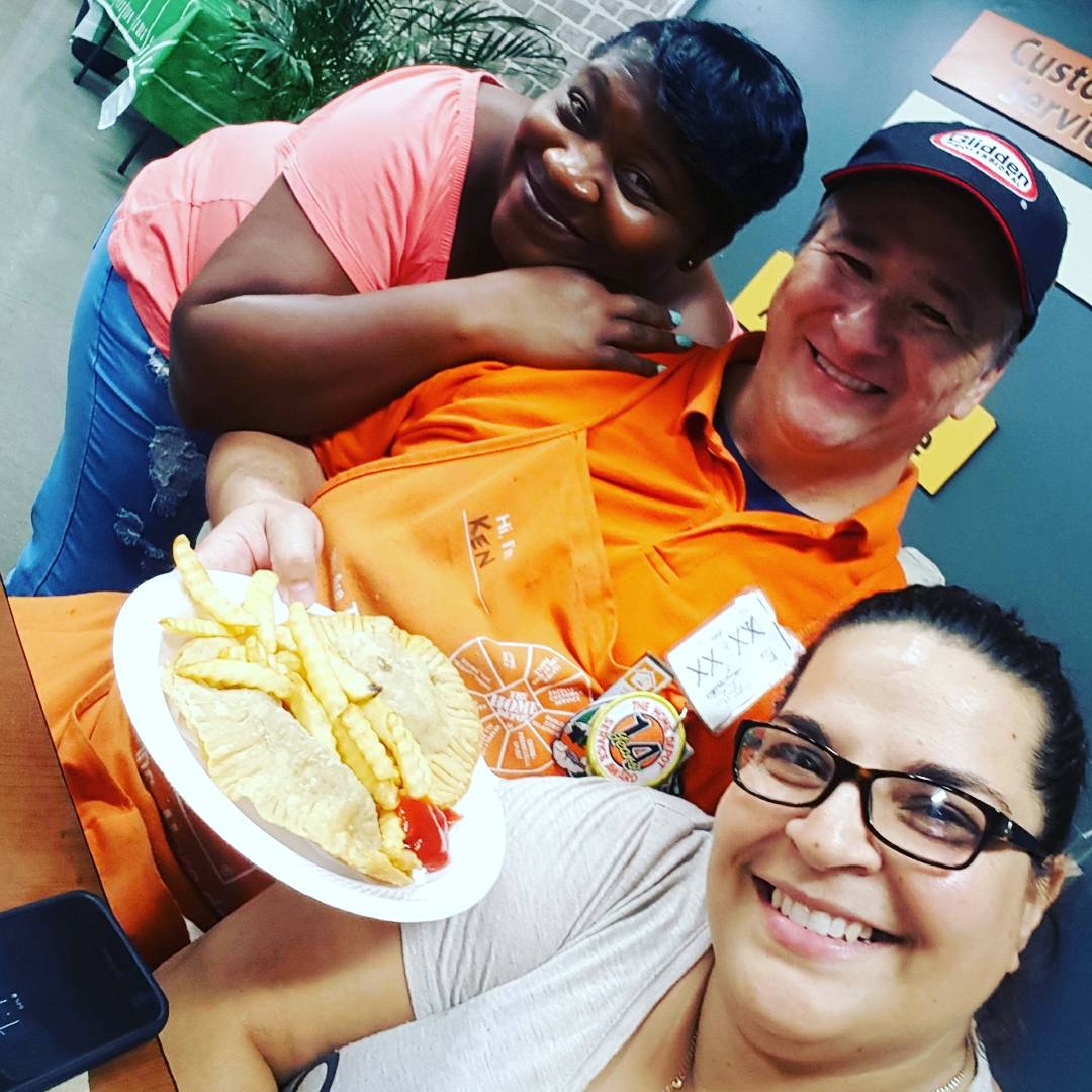 Munchie1173's tweet photo. #EmpanadaCombo #FundRaiser #ChristmasPartyMoney #AllDonationsAccepted #TheAbercornHomeDepot #WeEat #OrangeFamilia #EmployeeCommittee https://t.co/cmNWFdYy3K