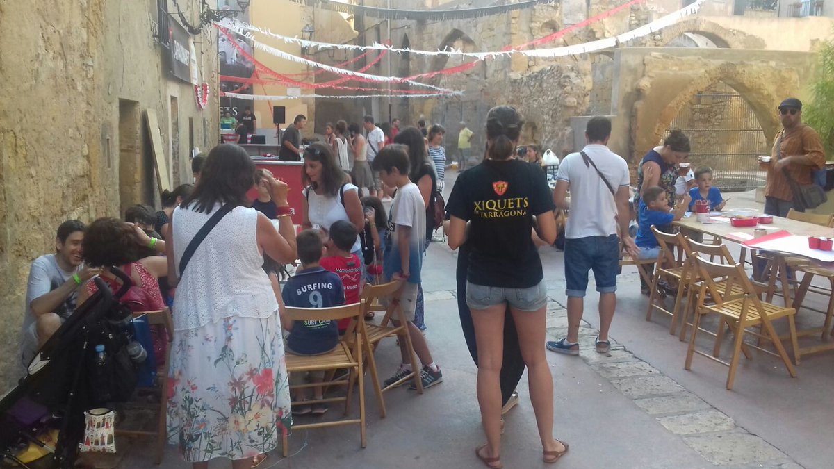 xiquetstgn's tweet photo. Ens ho estem passant molt bé a la plaça dels Àngels!! A partir de les 20.30, sopar, i després revetlla! #CaloretMatalasser https://t.co/aPUrDpA6Vm