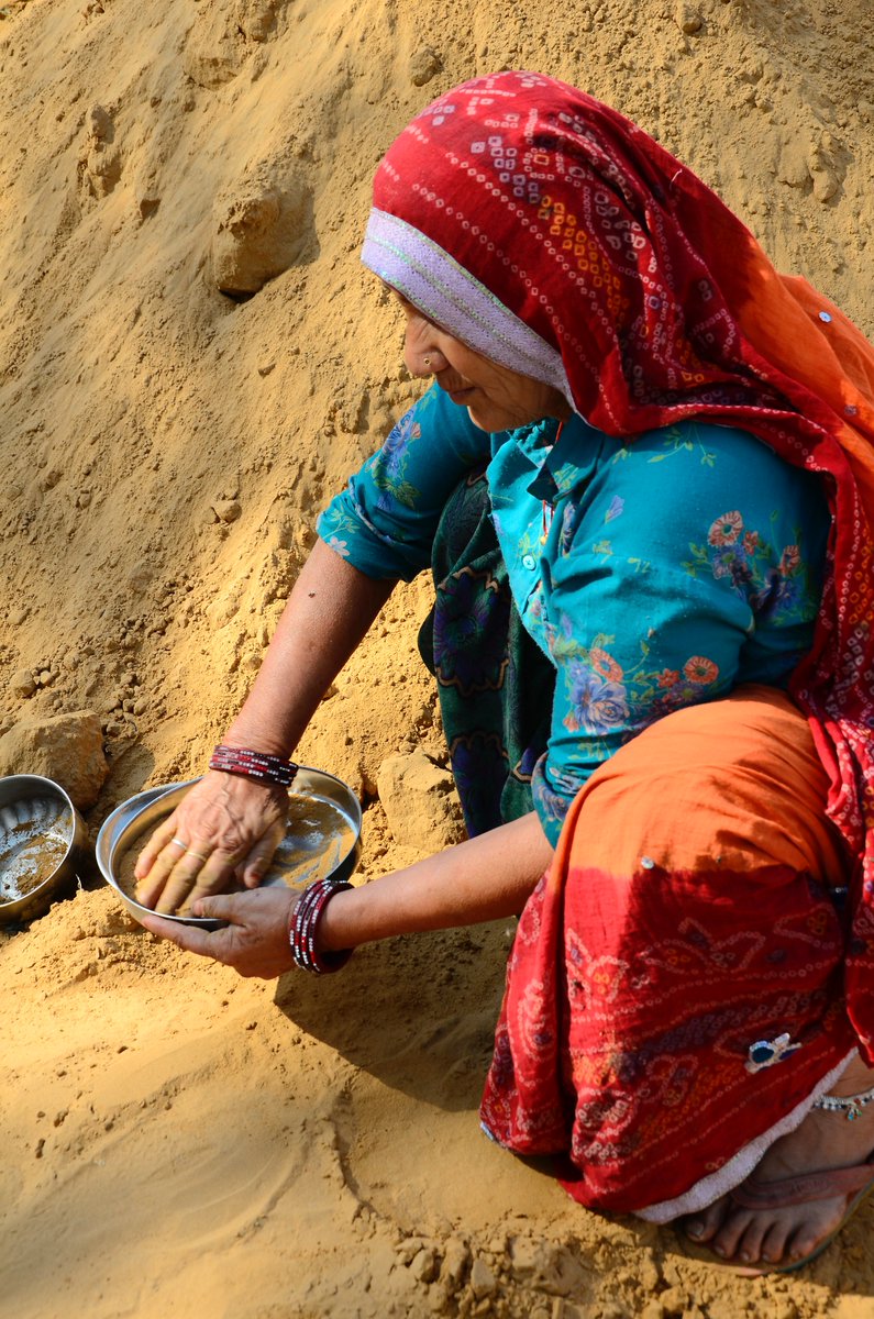 siusaorg's tweet photo. Village women use sand or ash to wash dishes in order to minimize water use. Help bring more clean #water to #Rajasthan by donating today! https://t.co/4vZw9q3NUJ