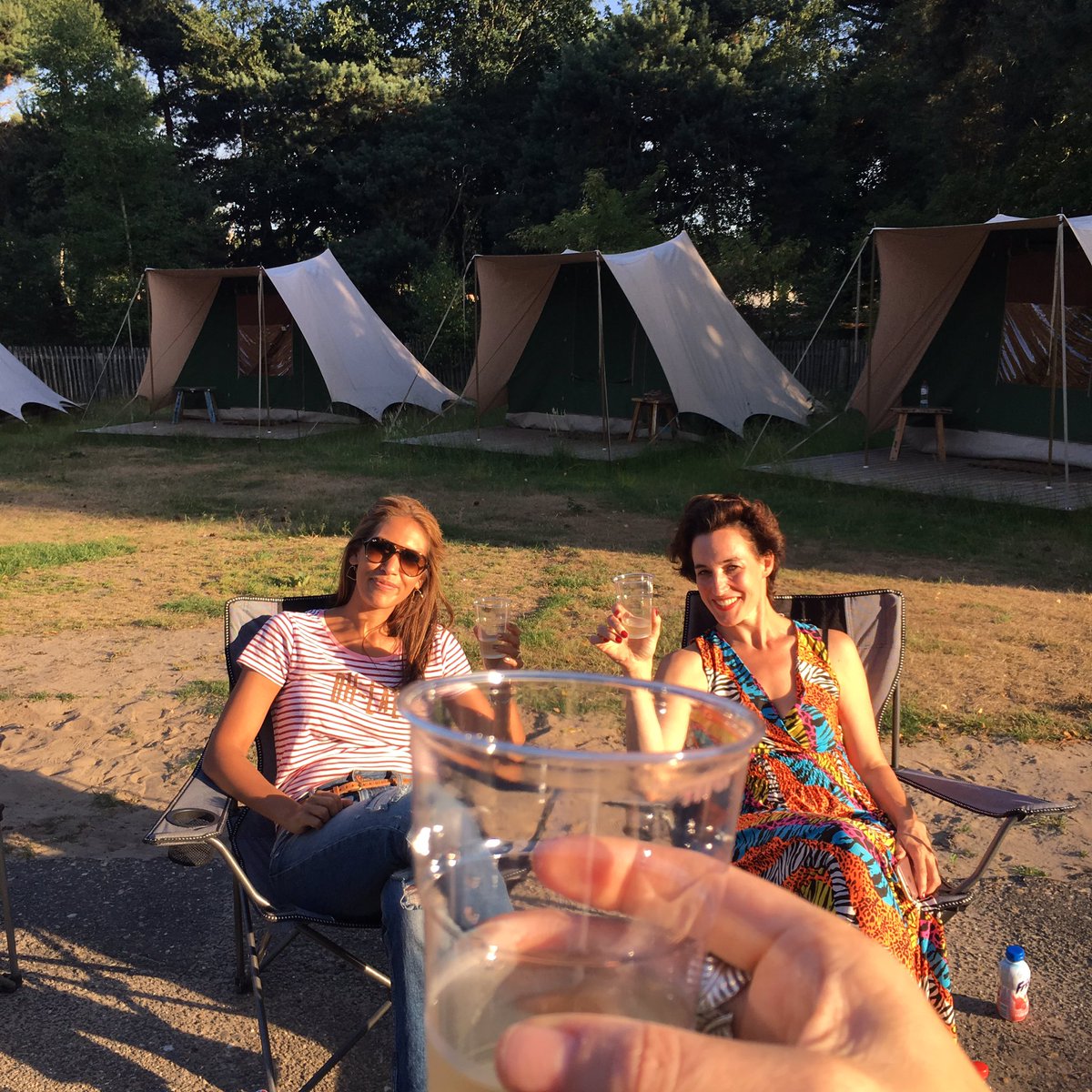 Cheers! Vrijmibo in het rangercamp <a href="/Beekse_Bergen/">Beekse Bergen</a> met @saravangorp en <a href="/Rosellavanhaver/">Rosella Passier</a>