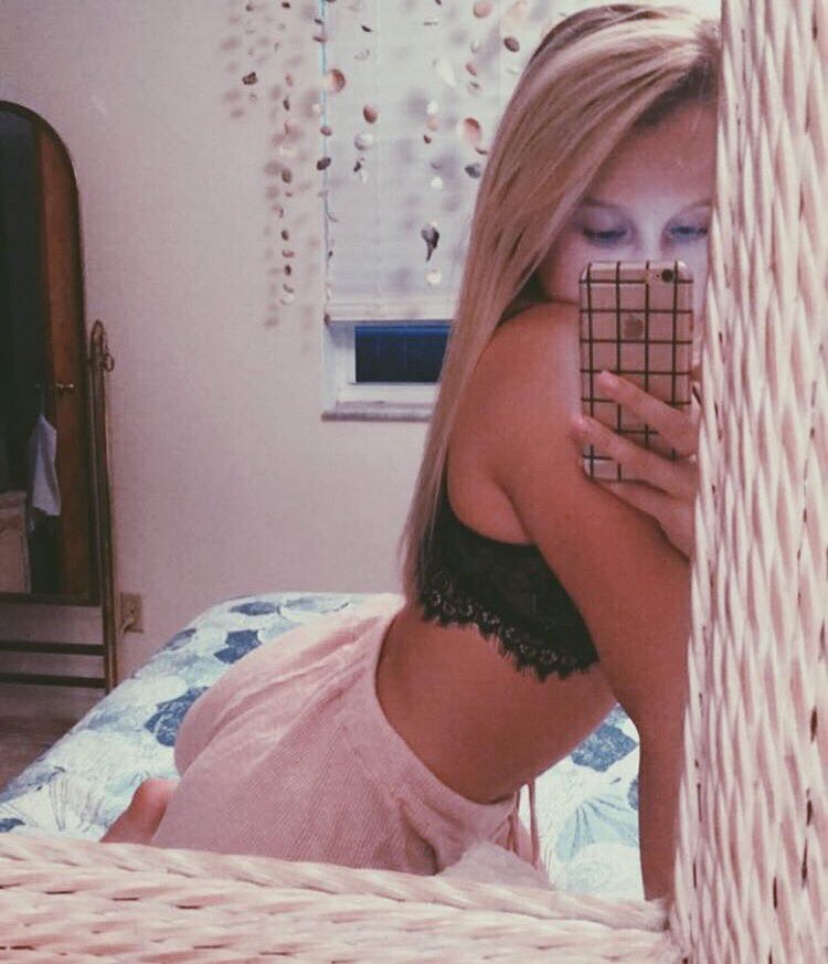 Horny_Giirl's tweet photo. 🍑 RT if you would grab my ass https://t.co/ZGLqKWZms0