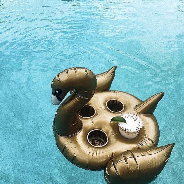 sloaneranger's tweet image. We're going to need this float for the weekend. How cute is it? 📷: @blogcalledjacq
.
.
.
.
.
#floats #swanfloat #p… ift.tt/2sze6hc