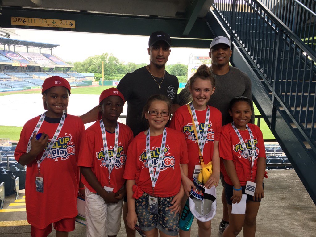 SJE8383's tweet photo. @McKinleyEle @SyracuseSchools @JesnBen719 @BLuddenFootball Wendell Williams and Tyvon Branch #futp60cny https://t.co/B9wYGWTfGZ