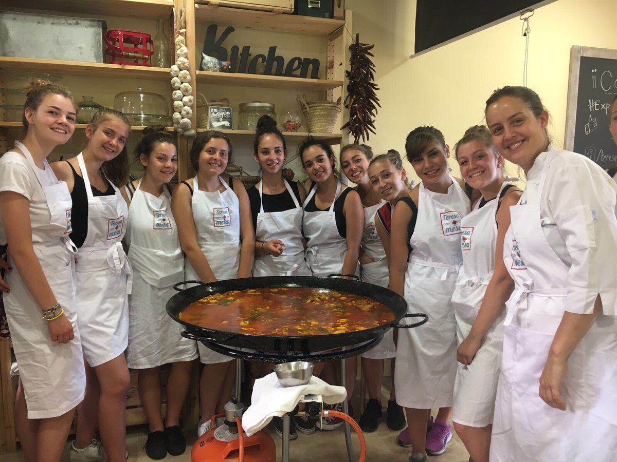 teresaponmesa's tweet photo. #FelizViernes #vispera SanJuan cocinamos #paella @CookingParties #Valencia #amigas #MujeresQueComen #MujeresQueDisfrutan #TPLM #Madrid https://t.co/ldytoYOBBO